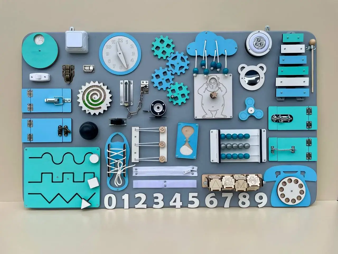 Купіть бізіборд 100х60 см у стильному кольоровому дизайні для хлопчика. Безпечна інтерактивна дошка допоможе розвинути моторику, логіку та сенсорику. Рекомендовано для дітей від 1 року.