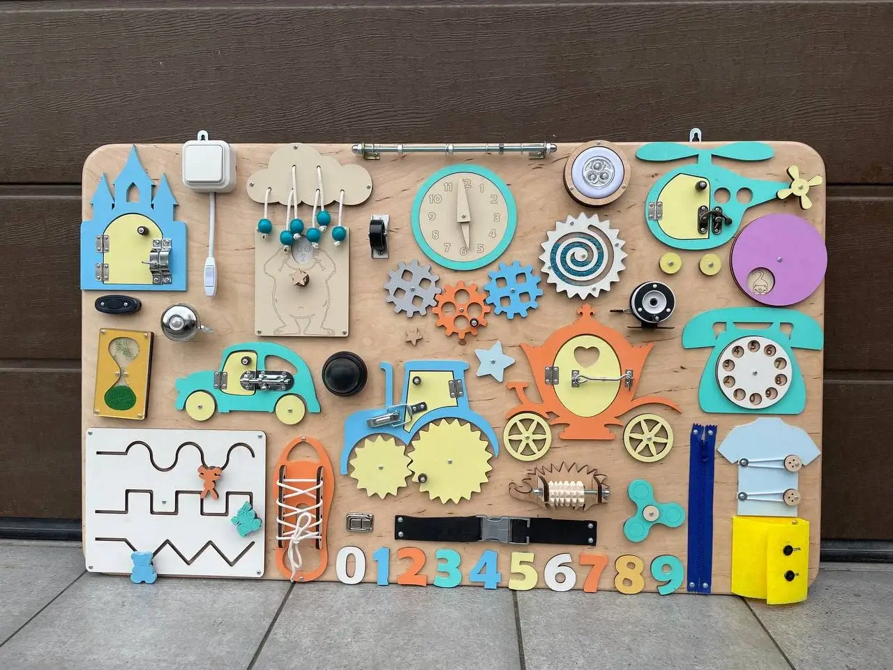 Бізіборд 100×60 см дерев’яний з інтерактивними іграми, машинками, замками та розвиваючими елементами для дітей