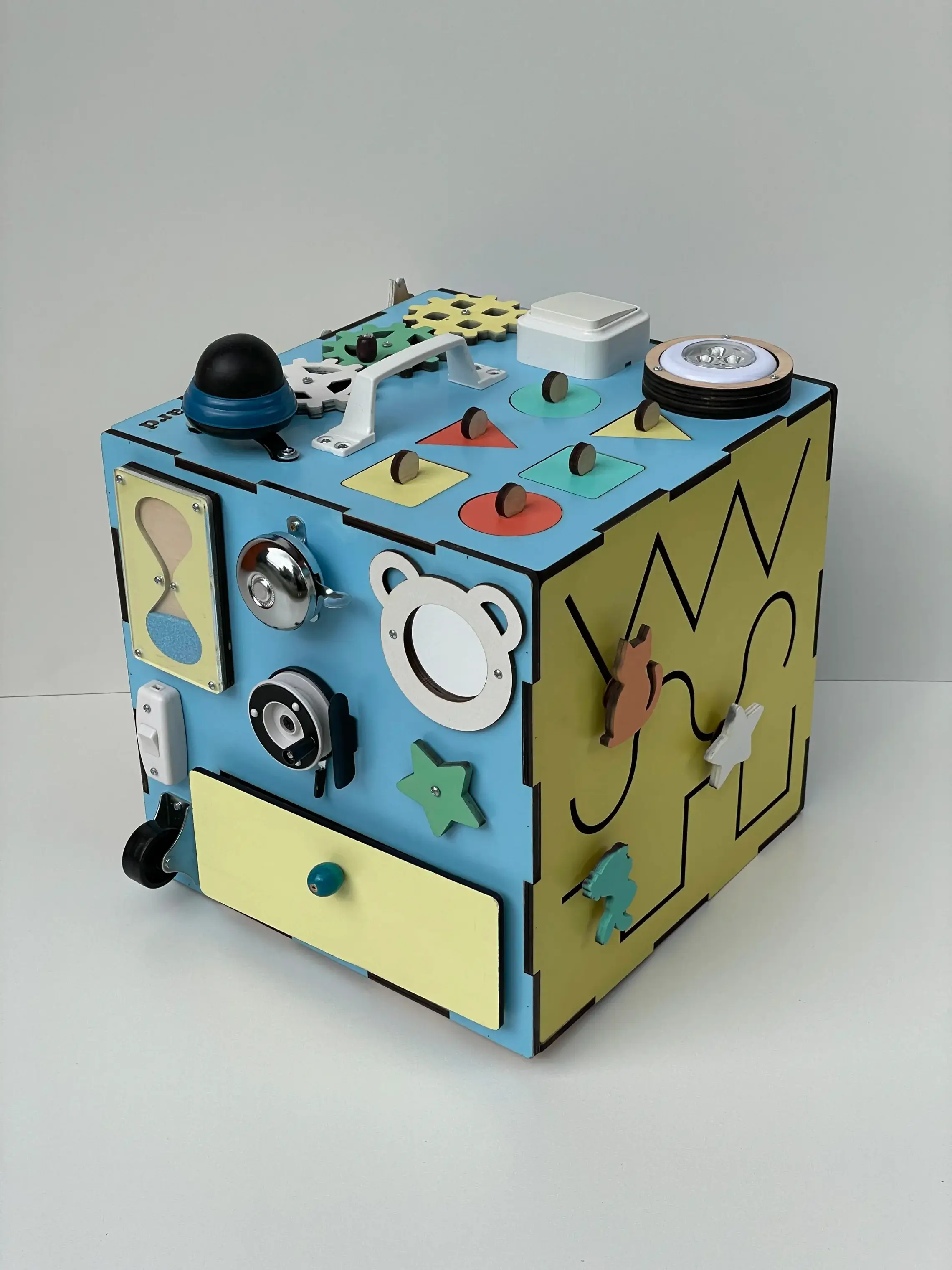 Бізікуб 30×30 см фарбований – дерев’яний розвиваючий куб для дітей