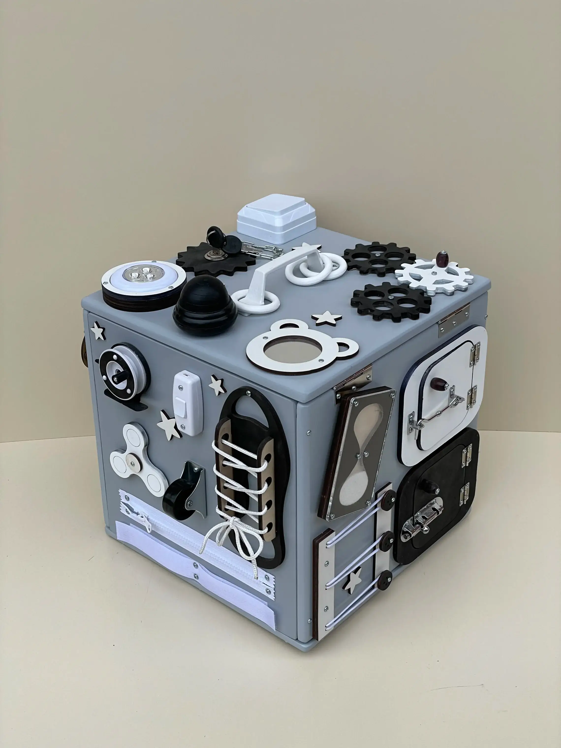 Бізітумба 30 см у чорно-білих кольорах – розвиваюча тумба з бізібордом