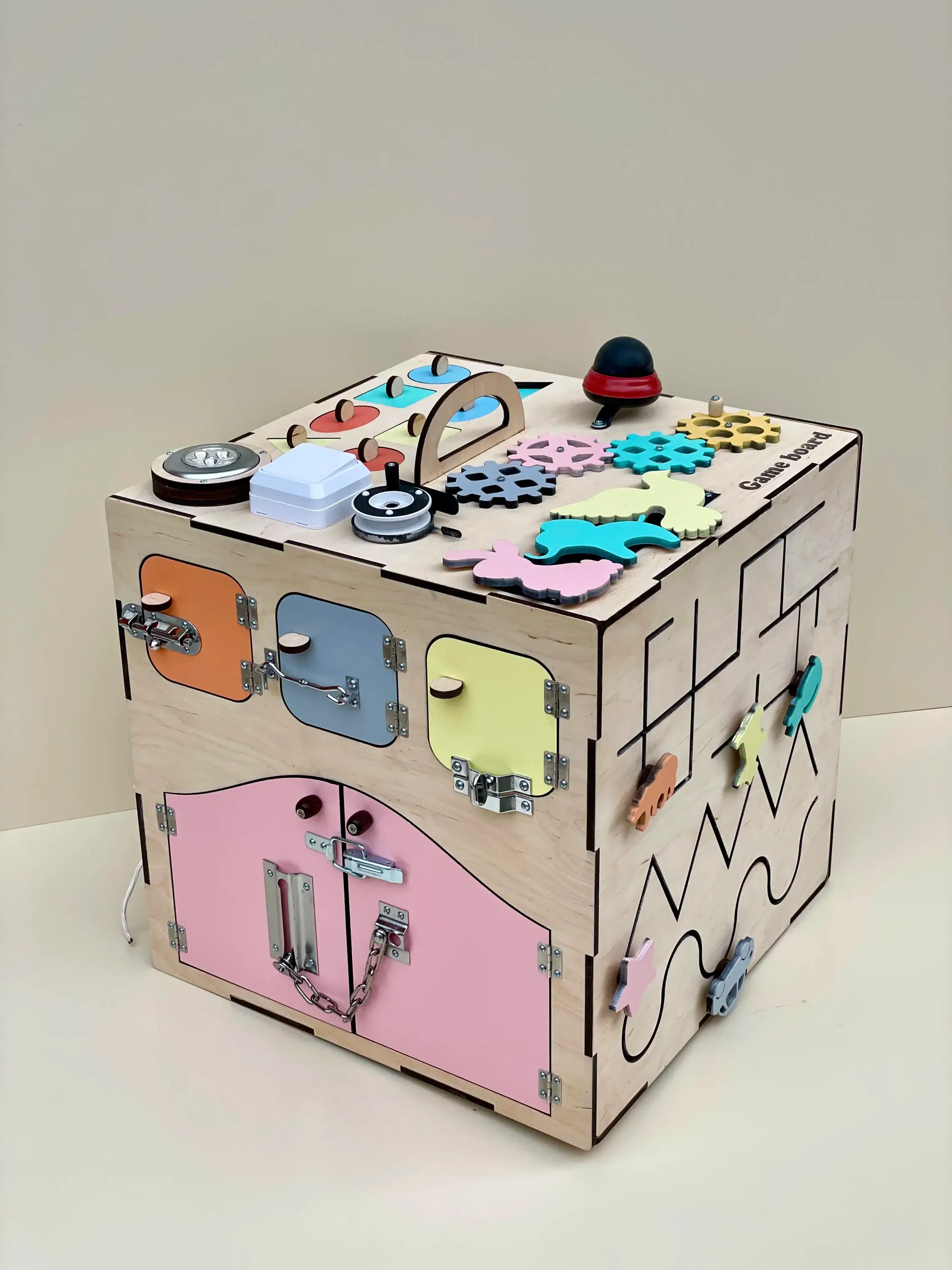 Бізікуб 40 см у рожевих кольорах – розвиваючий куб для дівчинки з бізібордом