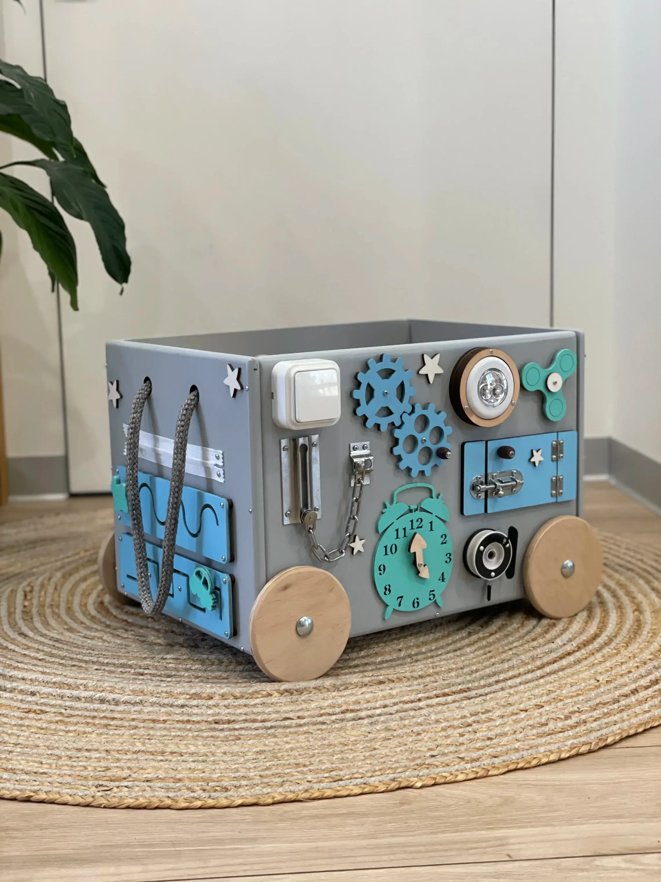 Бізікаталка – дерев’яні ходунки з бізібордом для дітей