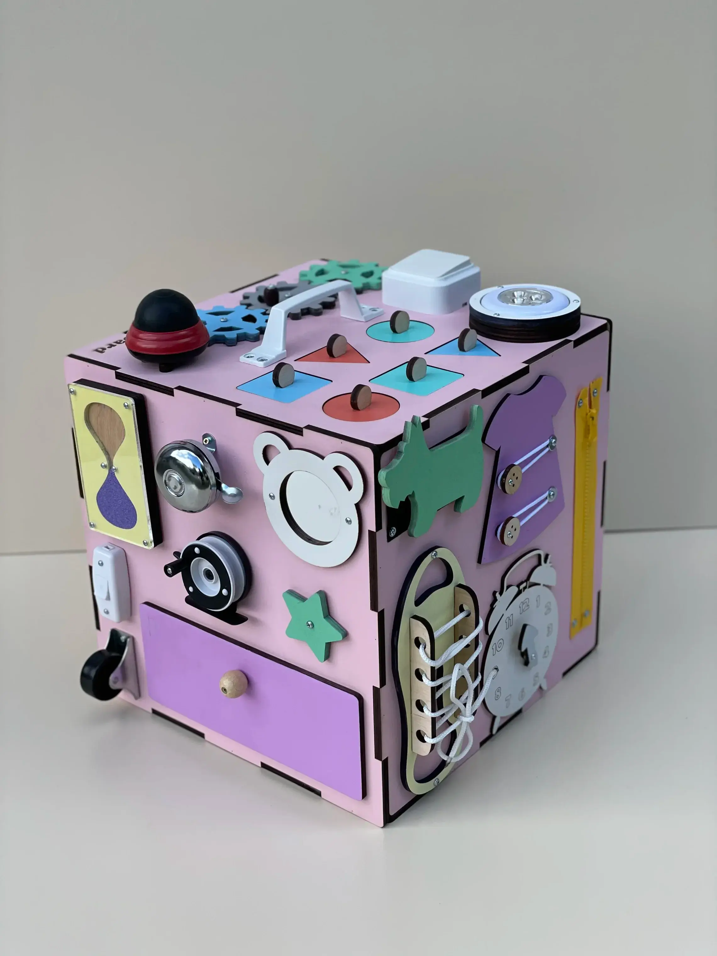 Бізікуб 30×30 см у рожевих кольорах – розвиваючий куб для дівчинки