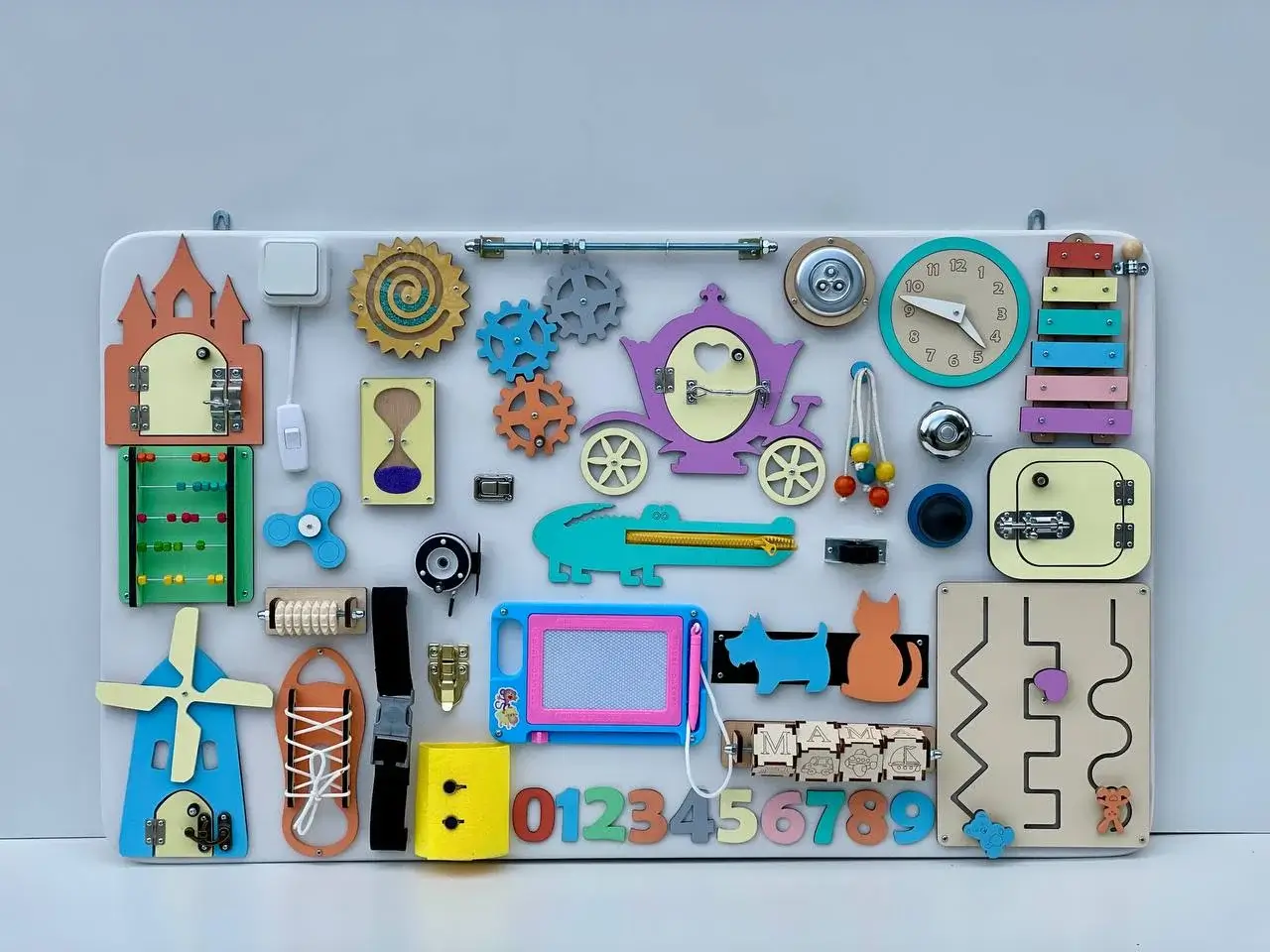 Бізіборд 100х60 см кольоровий з сенсорними ігровими елементами для дітей