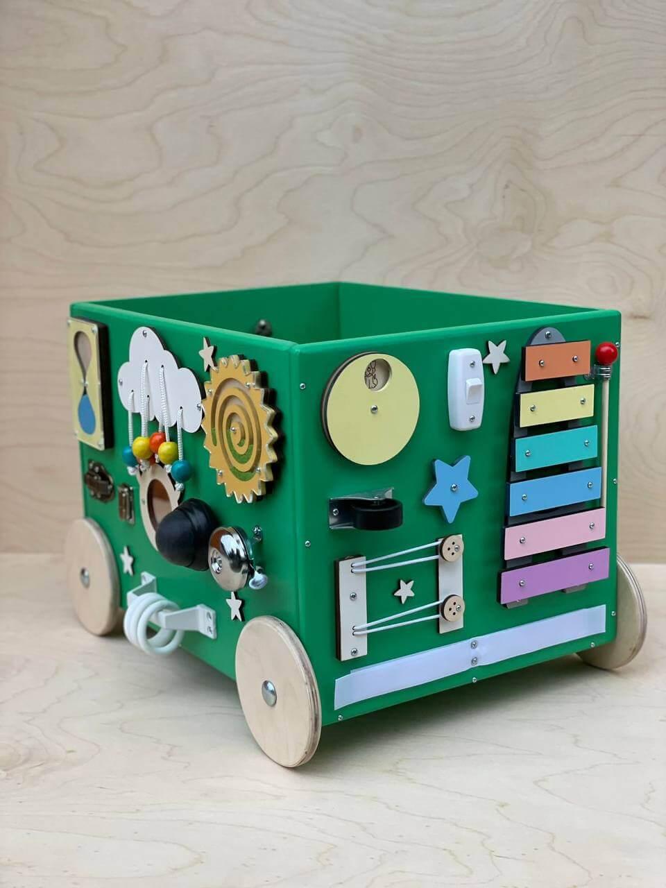 Бізікаталка для малюка – дерев’яні ходунки з бізібордом